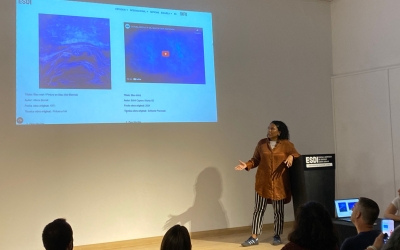 Una de les alumnes presentant la seva peça